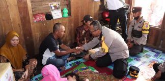 Kapolres Batola AKBP Diaz Sasongko santuni remaja pengidap kelumpuhan otak