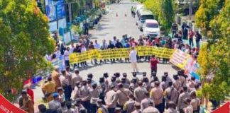 Puluhan warga Desa simpang Arja menggelar unjuk rasa di depan Kantor Bupati Batola