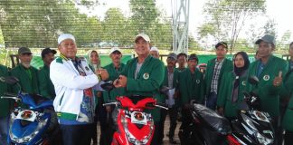 DPC PPP Batola serahkan bantuan sepeda motor kepada PAC PPP se Batola