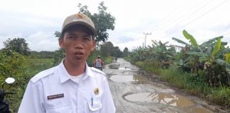 Warga keluhkan rusaknya jalan di Anjir Pasar, selain berlobang kondisi jalan juga berlumpur
