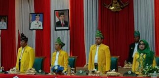 Rapat paripurna istimewa HUT Batola ke 63, pimpinan dewan gunakan pakaian adat Banjar