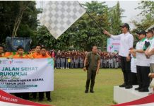 Ratusan peserta jalan sehat hari amal bakti dilepas Bupati Banjar Saidi Mansyur