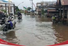 Tingginya curah hujan, ruas jalan dan pemukiman warga di Desa Labuan Tabu Martapura terendam air