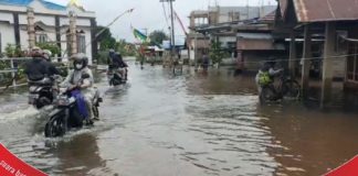 Tingginya curah hujan, ruas jalan dan pemukiman warga di Desa Labuan Tabu Martapura terendam air