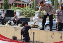 Bagikan nasi kotak sambil berpatroli, Kapolres Batola AKBP Diaz Sasongko jalan kaki mengitari kota Marabahan