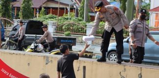 Bagikan nasi kotak sambil berpatroli, Kapolres Batola AKBP Diaz Sasongko jalan kaki mengitari kota Marabahan