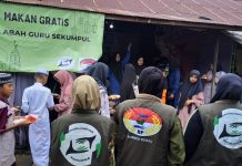 Komunitas Peduli Kasih dan Borneo Peduli, jamu jemaah Haul Guru Sekumpul dengan makan gratis