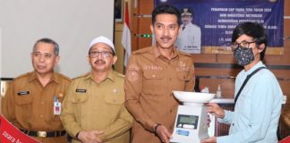 Saidi Mansyur pasang perdana cap tanda tera 2023 di alat ukur, timbang dan takar