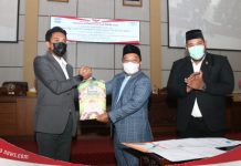 Ketua DPRD H.Muhammad Rofiqi menunda rapat paripurna soal ritel modern