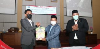 Ketua DPRD H.Muhammad Rofiqi menunda rapat paripurna soal ritel modern