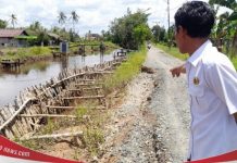 Kendati sudah dilakukan penyiringan, permukaan bibir ruas jalan di Desa Tanjung Harapan kembali “tahantak”