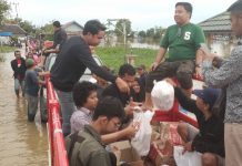 Sembako Dari Ketua DPRD H.M Rofiki, jadi rebutan masyarakat