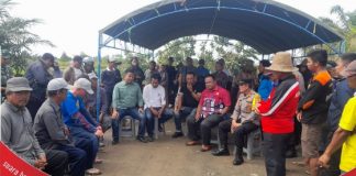 Ratusan warga Desa Simpang Nungki tutup akses jalan menuju perusahaan Sawit PT.PBB.
