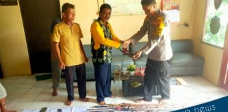 Masyarakat Tamban serahkan alat setrum penangkap ikan rakitan secara sukarela kepada polisi