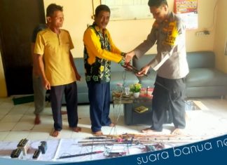 Masyarakat Tamban serahkan alat setrum penangkap ikan rakitan secara sukarela kepada polisi