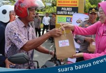 Berkah Ramadhan, Kapolres Batola berbagi Takjil dengan masyarakat yang melintas di depan Mapolres Batola