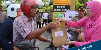 Berkah Ramadhan, Kapolres Batola berbagi Takjil dengan masyarakat yang melintas di depan Mapolres Batola