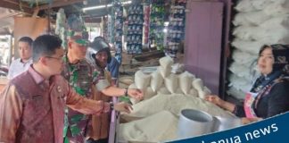 Bupati HST dan jajaran sidak harga sembako di Pasar tradisional Kramat Barabai
