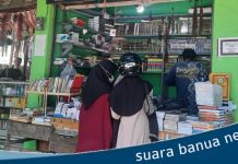Memasuki tahun ajaran baru, toko kitab di Martapura ramai dikunjungi santri baru