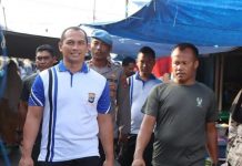 Tingkatkan sinergitas TNI -Polri, dengan berolahraga bersama sambil bagikan nasi bungkus kepada abang beca dan buruh serabutan