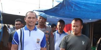 Tingkatkan sinergitas TNI -Polri, dengan berolahraga bersama sambil bagikan nasi bungkus kepada abang beca dan buruh serabutan