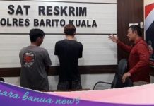 Dua pelaku penjambret handphone diringkus polisi dan diamuk warga di Anjir Muara