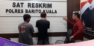Dua pelaku penjambret handphone diringkus polisi dan diamuk warga di Anjir Muara