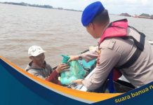Peduli dengan sesama, Satpolairud Polres Batola bagikan sembako kepada nelayan di hari Jumat berkah