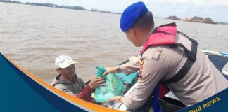 Peduli dengan sesama, Satpolairud Polres Batola bagikan sembako kepada nelayan di hari Jumat berkah