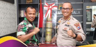 Ciptakan suasana kondusif, Danrem 101 Antasari berikan cinderamata kepada Kapolres Batola