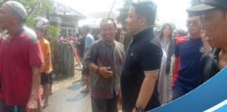 Ketua DPRD Kabupaten Banjar, bersama warga bantu memadamkan kebakaran di Desa Pekauman Ulu