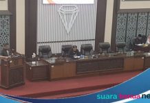Karena unsur pimpinan berhalangan hadir, rapat paripurna DPRD Kabupaten Banjar dipimpin seorang anggota komisi