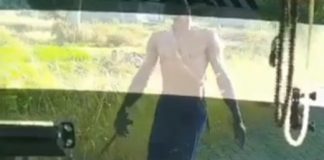 Seorang pria paruhbaya larang relawan BPK padamkan kobaran api yang membakar bangunan rumah di Melayu