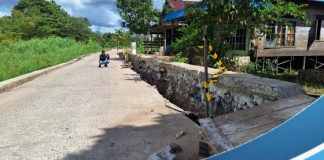 Diduga akibat abrasi, permukaan ruas jalan Desa Jati Baru Astambul terjadi penurunan?