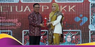 Ketua TP. PKK Kabupaten Banjar menerima penghargaan Manggala Karya Kencana dari BKKBN RI