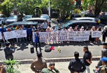 Puluhan ibu ibu menyampaikan aspirasi buruknya pelayanan PTAM Intan Banjar halaman gedung DPRD Banjar