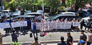 Puluhan ibu ibu menyampaikan aspirasi buruknya pelayanan PTAM Intan Banjar halaman gedung DPRD Banjar