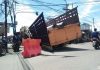 Mobil truk angkut tiang pancang beton amblas tutupi sebagian jalan Padat Karya bikin macet, polisi dan Dishub bantu atur jalan macet