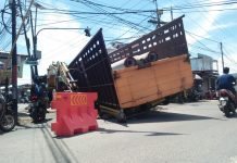 Mobil truk angkut tiang pancang beton amblas tutupi sebagian jalan Padat Karya bikin macet, polisi dan Dishub bantu atur jalan macet
