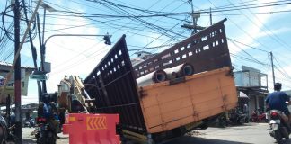 Mobil truk angkut tiang pancang beton amblas tutupi sebagian jalan Padat Karya bikin macet, polisi dan Dishub bantu atur jalan macet