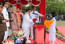 Wakil Bupati Habib Idrus Al Habsyie, pimpin upacara penurunan bendera sang merah putih