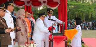 Wakil Bupati Habib Idrus Al Habsyie, pimpin upacara penurunan bendera sang merah putih