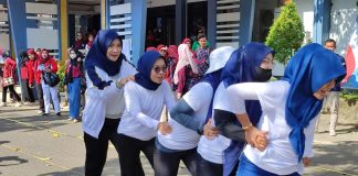 Meriahkan Hari Jadi Kabupaten Banjar dan HUT RI tahun 2023, ASN gelar perlombaan terompah panjang