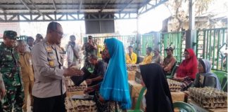 Perkuat aksi sosial, Kapolres Batola santuni korban kebakaran Desa Belawang