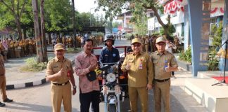 Kembangkan sektor perikanan Setda Banjar HM. Hilman menyerahkan bantuan sarana penunjang kepada Pokdakan