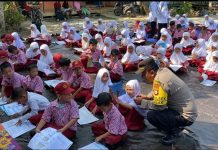 Program Polri cerdaskan anak bangsa dengan membagikan buku