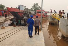 Diduga akibat human error, sebuah truk molen berisi cor-an semen, tercebur ke Sungai Barito