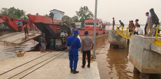 Diduga akibat human error, sebuah truk molen berisi cor-an semen, tercebur ke Sungai Barito