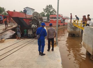 Diduga akibat human error, sebuah truk molen berisi cor-an semen, tercebur ke Sungai Barito