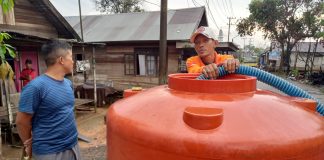 Kendati hujan mengguyur dalam sepekan terakhir, BPBD Banjar masih melakukan distribusi air bersih kesejumlah desa